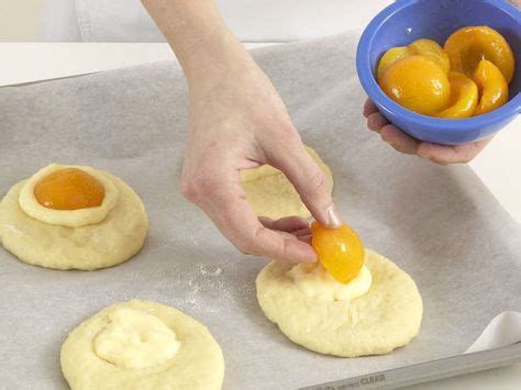 Kuchen in den kalten backofen schieben und fr ca. Puddingteilchen mit Aprikosen - so geht's | Pudding ...