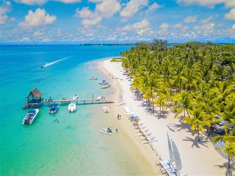 Le golf a été introduit il y a plus d'un siècle par les colons anglais. Trou-aux-Biches, île Maurice : une des plages les plus ...