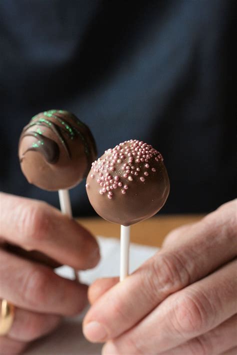 Sie sind schnell und einfach zuzubereiten. Kleine Kuchen am Stiel: eine Anleitung für Cakepops - (mit ...