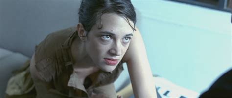 This film plays with various genre codes and conventions. Boarding Gate - Critique et analyse du film d'Olivier Assayas