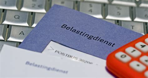 De belastingdienst stuurt een brief over de aangifte naar 1 van de erfgenamen, meestal de partner of het oudste kind van de overledene. Blauwe envelop verdwijnt - Van Gent