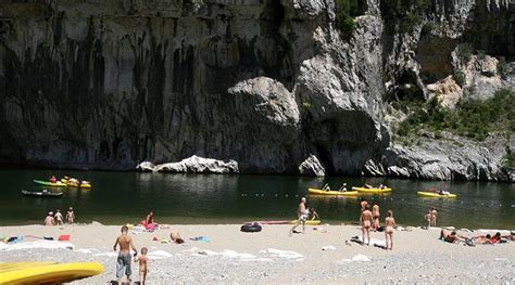 Plus grand jeu gonflable aquatique au québec. La Plage des Templiers - Camping Naturiste - Vallon Tourisme