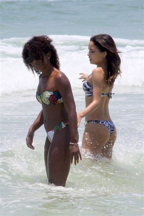 Dame mil besos por segundo y que se pare el mundo. EGO - Erika Januza curte praia com Carol Macedo no Rio e ...