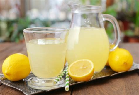 Khasiat atau manfaat air perasan jeruk lemon untuk asam lambung ( gerd ) caranya minum perasan air lemon panas / hangat dicampur dengan satu sendok madu. Manfaat Minum Air Lemon untuk Kesehatan Tubuh. Yuk, Simak ...