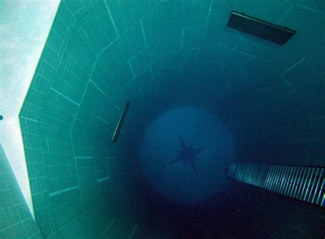 Com o guillaume nery provalmente aconteceu isso. A piscina mais funda do mundo: Nemo33 | Viaje Comigo