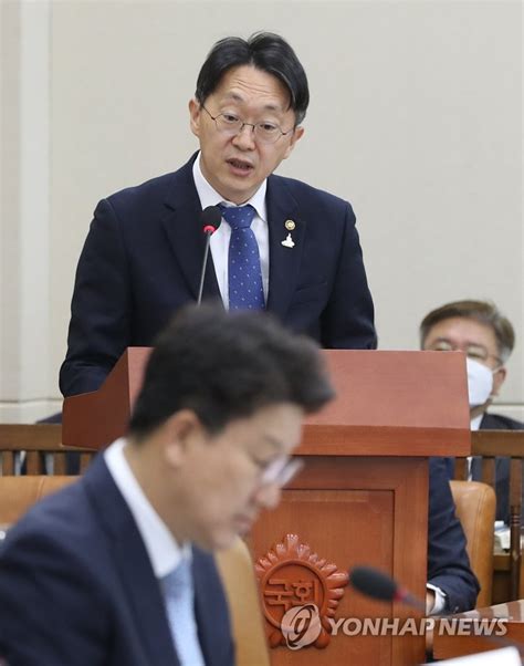 인터뷰 안경덕 고용부 장관 후보자 노사관계, 양보 통해 풀어나가야. 제안설명 하는 국세청장 | 연합뉴스