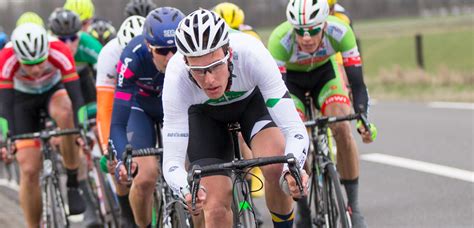 De nederlander kreeg vandaag van de wedstrijdjury toestemming om met een speciaal stuur van start te gaan. Jan-Willem van Schip zegeviert in An Post Rás | WielerFlits
