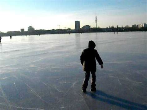 Zu unseren heutigen weihnachtsbräuchen hat hamburg wesentliches beigesteuert. Alster in Hamburg ist zugefroren - Nico's erster ...