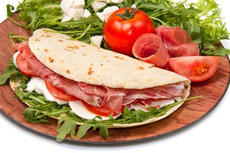 Sono romagnola, cresciuta con nonna e mamma che hanno sempre preparato la piadina in casa. Piadina Romagnola fatta in casa, ricetta originale