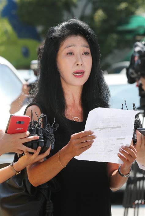 김부선 딸이 엄마와 이재명 후보 사진 내가 폐기했다고 밝혔다. 김부선 "이재명 주요부위에 큰 점" 공지영과 대화 녹취 유출 '파문'