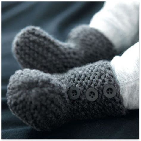 Pour compléter le trousseau de naissance de mybabygirl à venir ♥, il me manquait une paire de petits chaussons bébé tricotée avec amour. 10 tutoriels pour coudre des chaussons de bébé | Tricot ...