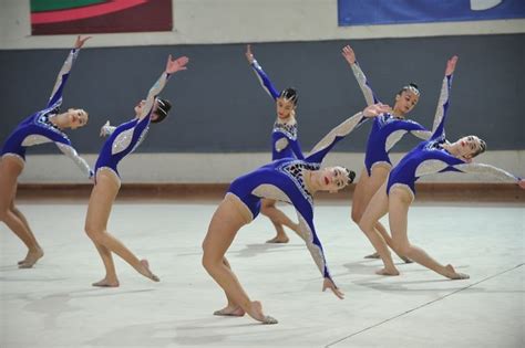 La gimnasia es una actividad física destinada al fortalecimiento y mantenimiento de una buena forma física a través de un conjunto de ejercicios establecidos. La gimnasia estética se exhibe en Os Remedios - Más Deporte - Álbum - La Región | Diario de ...