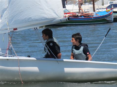 (náutica) peça de brim ou lona que, presa às vergas de um mastro ou ao próprio mastro da embarcação, impele esta com a ajuda do vento. Divisão de Desporto - www.cm-aveiro.pt: 2012/07
