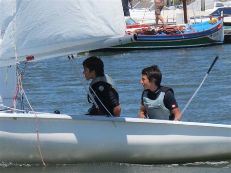 (náutica) peça de brim ou lona que, presa às vergas de um mastro ou ao próprio mastro da embarcação, impele esta com a ajuda do vento. Divisão de Desporto - www.cm-aveiro.pt: 2012/07