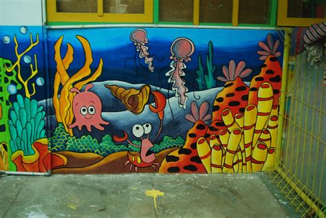 Dalam lain, mural adalah lukisan berukuran besar yang dibuat pada dinding interior, eksterior. Lukisan Mural Di Dinding Sekolah | Sabalukisan