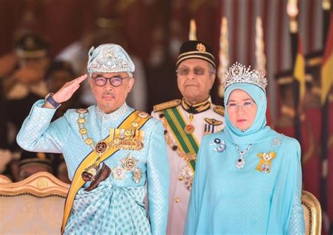 يڠدڤرتوان اݢوڠ‎), also known as the paramount ruler, the supreme head or the king, is the constitutional monarch and head of state of malaysia. WARISAN RAJA & PERMAISURI MELAYU: Istiadat Keberangkatan ...