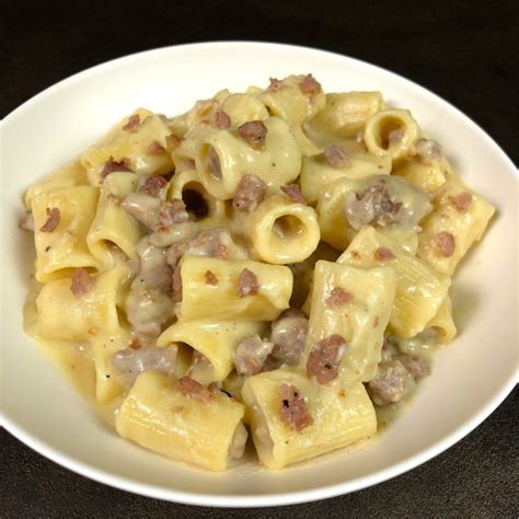 Provatela!mettete subito sul fuoco una pentola colma d'acqua salata dove cuocerete la pasta.fate scaldare un giro d'olio extravergine d'oliva in una padella capiente, quindi aggiungetevi la salsiccia senza budello e ridotta a. Pasta con Crema di Patate e Salsiccia - Carpe Diem Passions