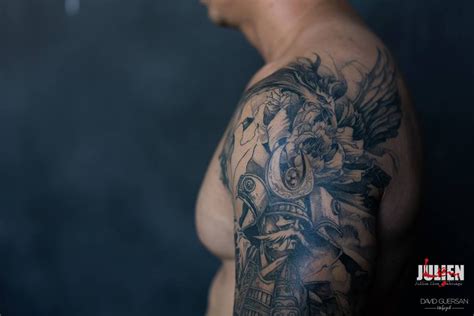 L'artiste de 38 ans a ouvert le bal avec une interprétation du titre nous, sorti en octobre 2020. Tatoueur à Marseille - Julien Liêm Tatouage