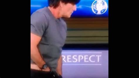 Nachdem zuletzt auffällig viel über die schweiflecken unter seinen armen gesprochen jogi löw: Jogi Löw's Hand im Schritt. Was macht er danach?/Joachim ...