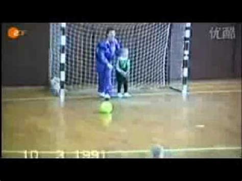 Die schulleitung und alle verantwortlichen müssen darauf achten, dass kein kind auf der strecke bleibt. Manuel Neuer-Mini Kicker - YouTube