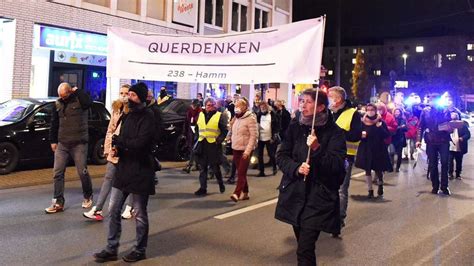 Ich sehe hier 20 leute mit masken, und das sind polizisten. Keine Maske bei Anti-Corona-Kundgebung: Anzeigen gegen ...