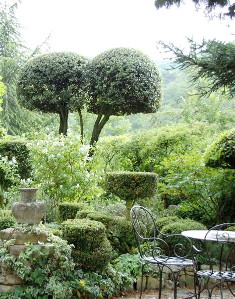 Nicole de vesian marqueyssac in the dordogne inspired by the lovely gardens of the late nicole de vesian in provence, i am working on developing a clipped garden to the north of our kitchen, so the view from our balcony will always be green and orderly. Nicole de Vésian's iconic garden (Jardin de la Louve ...