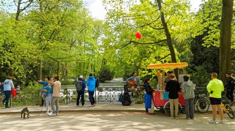 In diesem teil liegen die bekanntesten gebäude des parks (teehaus, monopteros, chinesischer turm). Englischer Garten Berlin Schön Visit Munich S English ...