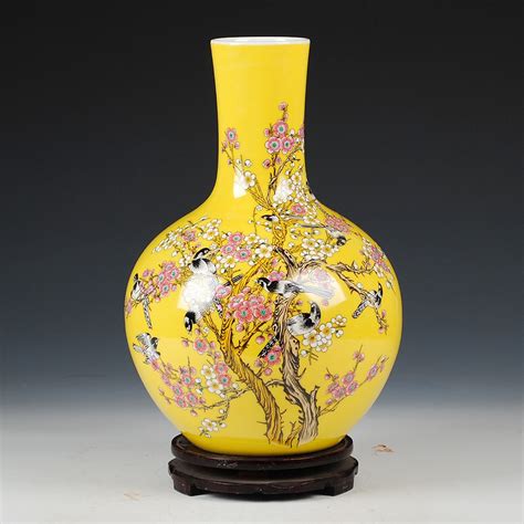 Over the centuries chinese ceramics have been developed in a wide variety of shapes and styles. 22 Stylish Chinese Style Vase | Decorative vase Ideas