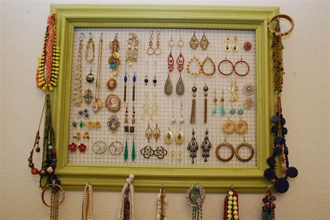 This fun diy projects are mostly for women, but you can surprise your wife making a wonderful organizer for her jewelry. THREE BIRDS: DIY: Jewelry Organizer