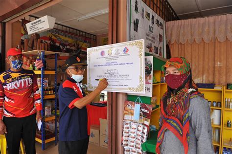 Bekas tentera sanggup tinggal dalam khemah sejak lima tahun lalu kerana enggan berjauhan dari empat ketika itu memang saya susah kerana sudah berhenti dari perkhidmatan tentera, tidak berpencen selepas berkhidmat selama 16 tahun di kem port dickson tetapi tidak sanggup berjauhan. 16,162 operasi sanitasi dilakukan - Kosmo Digital