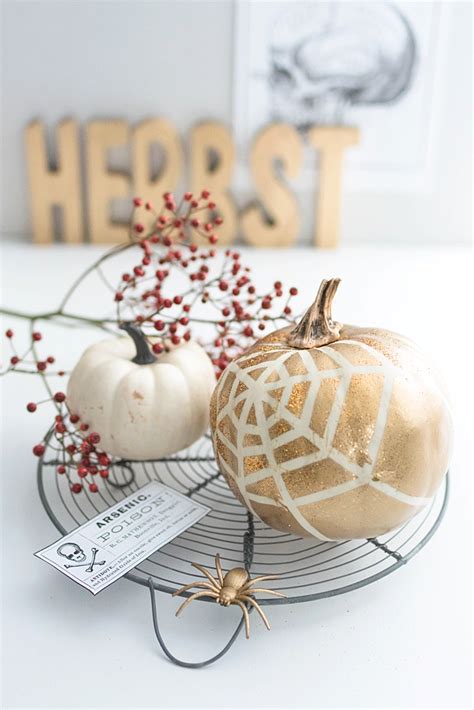 Dann lagen sie nur noch rum im karton. Halloween Deko: Kürbis mit Spinnennetz - HANDMADE Kultur