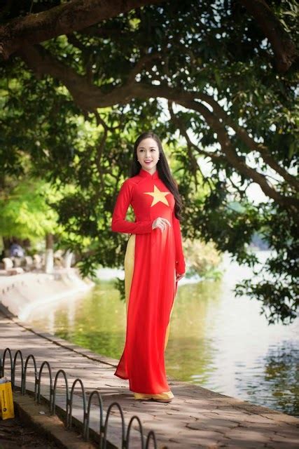 The south vietnamese flag is a little longer than standard flag and the stripes are not that wide. Girl Viet Nam in Ao Dai national flag | Bohuc.com