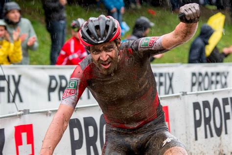 Jolanda neff is de nieuwe olympisch kampioene mountainbiken, nadat ze tijdens de olympische spelen in tokio 2021 van start tot finish aan de leiding reed. Jolanda Neff und Lars Forster gewinnen in Solothurn | Blog