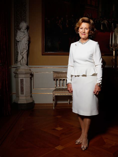 Sonja (born sonja haraldsen on 4 july 1937) is the queen consort of norway since 17 january 1991 as the wife of king harald v. Dronning Sonja - Det norske kongehus