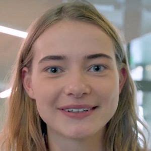 Emma wortelboer is a dutch television presenter who has worked for bnnvara since 2015.1 she grew up in manderveen and studied at het erasmus in almelo.2. Emma Wortelboer - Bio, Facts, Family | Famous Birthdays