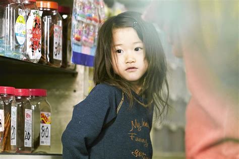 À tokyo, une famille de marginaux recueille une fillette maltraitée. Photo de Miyu Sasaki - Une Affaire de famille : Photo Miyu ...