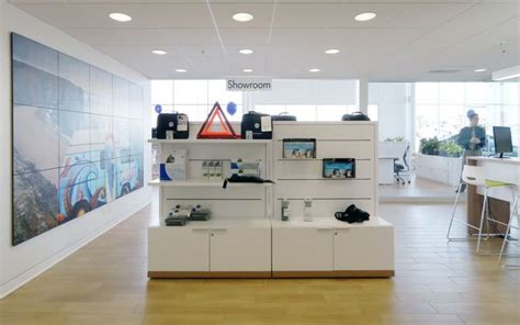 Invisible 8 is ideal for the presentation of diverse merchandise and can be used in a wide variety of sectors. Vitra - Invisible 6 system for Volkswagen in USA | Retail ...