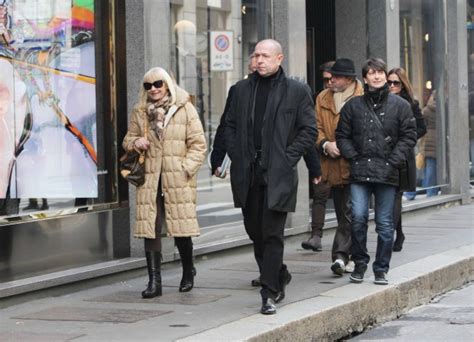 Sergio japino saluta i fan col salutatore. Foto Una giornata di shopping a Milano per Raffaella Carrà ...