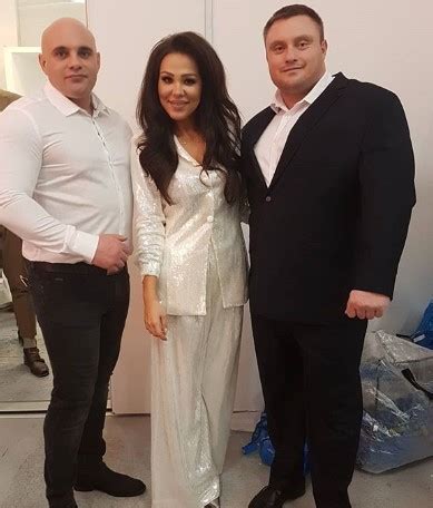 Sep 27, 2021 · krzysztof radzikowski przez wiele lat startował na zawodach strongamów, jednak dużą popularność przyniosły mu występy w telewizyjnym programie gogglebox stacji ttv. Krzysztof Radzikowski z "Gogglebox" pokazał swoją mamę i ...