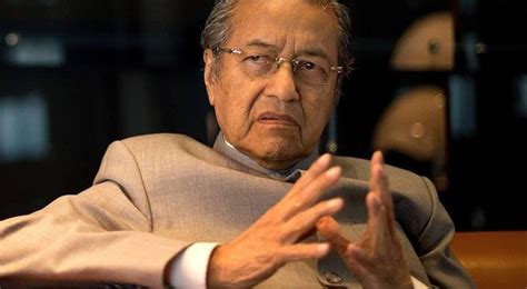 محضير بن محمد ‎, ipa: Mahathir Mohamad a remis sa démission au Roi de Malaisie