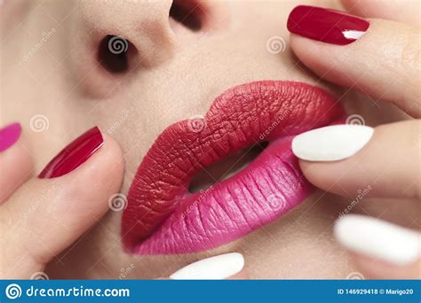 Check spelling or type a new query. Trucco Affascinante Alla Moda Del Labbro E Del Manicure ...