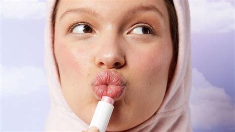 Alhasil, kebiasaan ini justru membuat bibir anda menjadi perih hingga berdarah. Ketahui Beberapa Alasan yang Menyebabkan Bibir Kering dan ...
