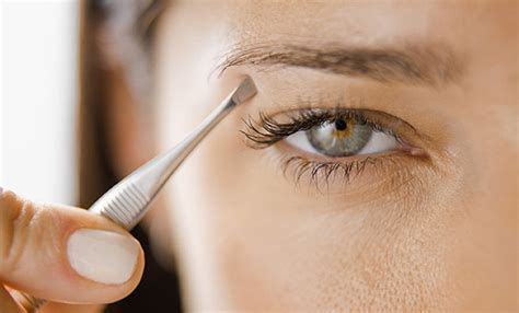 If you pull the hairs on dry and tight skin, painful, aggravated. The best time to pluck your eyebrows