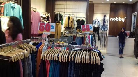 Pakaian dengan ciri ciri kerah ini, cukup digemari karena kesan yng diciptakan oleh pakaian ini adalah rapih dan maskulin. Pakaian Wanita Diskon 50% di Nobby Hartono Mall, Harga ...