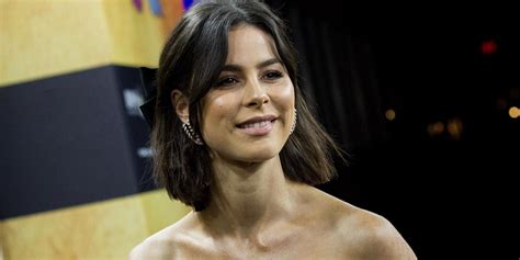 Oder vielleicht hat sie sich auch einfach gerade erleichtert: Lena Meyer-Landrut begleitet Mark Forster zum Arzt... Lena ...
