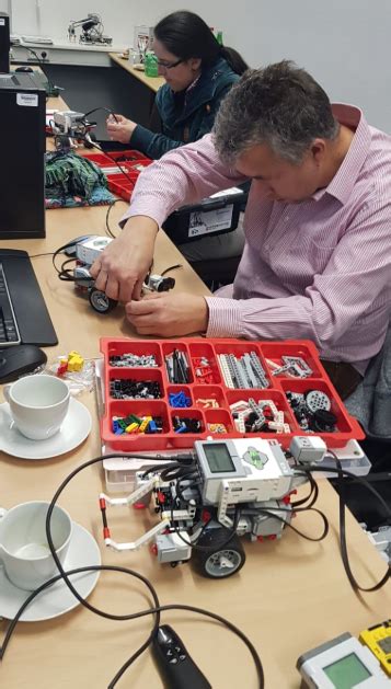 Drag and drop the actions that you want into the programming window and adjust them to suit your robot's behavior. Programmieren lernen mit LEGO Education EV3 (Mindstorms ...