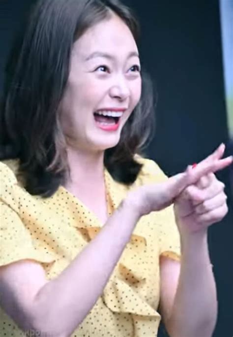 Jeon so min, sağlık sebebiyle vermiş olduğu ara sırasında kendisine gönderilen destek mesajları için teşekkür etti. Jeon So Min Gains Positive Attention for Using Sign Language with Her Hearing-Impaired Fan ...