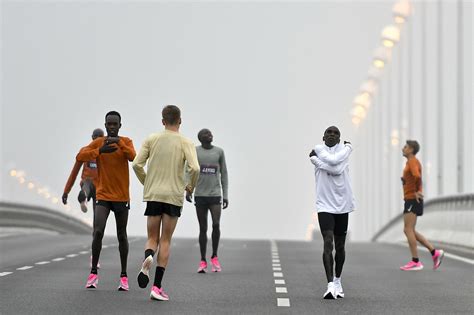 Mit diesen klobigen schuhen will der feingliedrige mann aus kenia als erster mensch den marathon unter zwei stunden rennen? Marathondistanz: Kipchoge schafft Rekord - wien.ORF.at