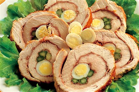 Il rotolo di tacchino farcito con frittata, spinaci e prosciutto cotto è una ricetta che piace a tutta la famiglia e che, nonostante la sua ricchezza di ingredienti, ha un sapore molto semplice e delicato. Ricetta Rotolo di tacchino con crudo, asparagi e ovette ...