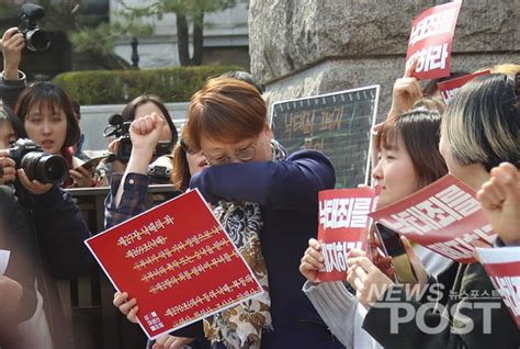 좋은 뉴스, 필요한 뉴스를 빠르고 편리하게 이용하세요! NP포토 66년 만에 '낙태죄 위헌'...여성계, 기쁨의 눈물